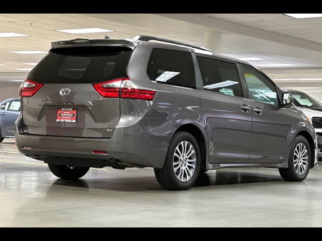 2020 Toyota Sienna XLE