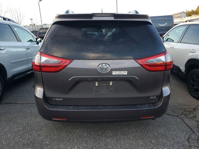 2020 Toyota Sienna XLE