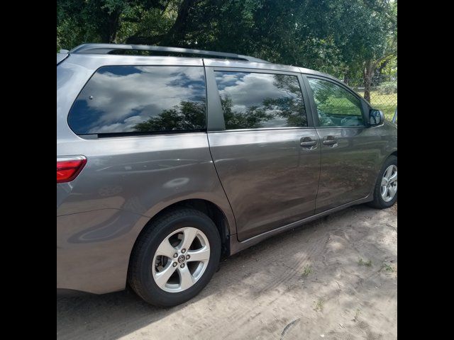 2020 Toyota Sienna LE