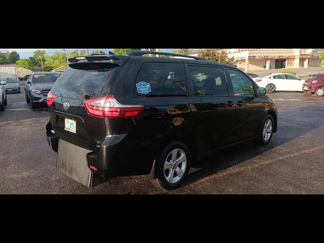 2020 Toyota Sienna LE Auto Access Seat