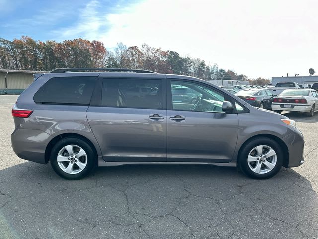 2020 Toyota Sienna LE Auto Access Seat