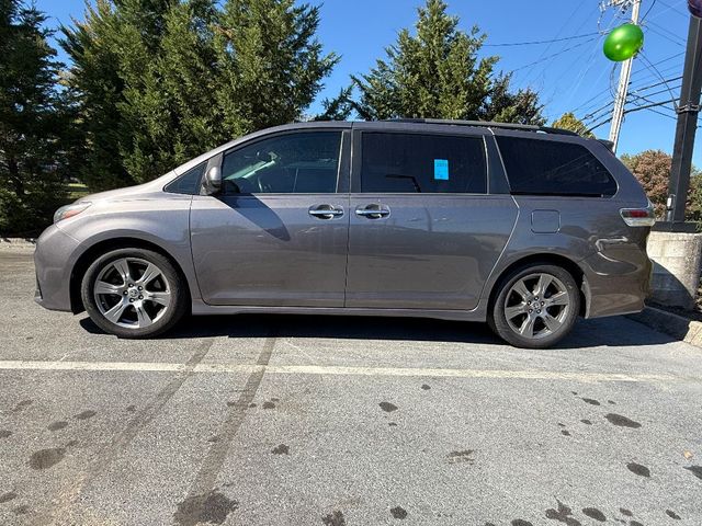 2020 Toyota Sienna SE