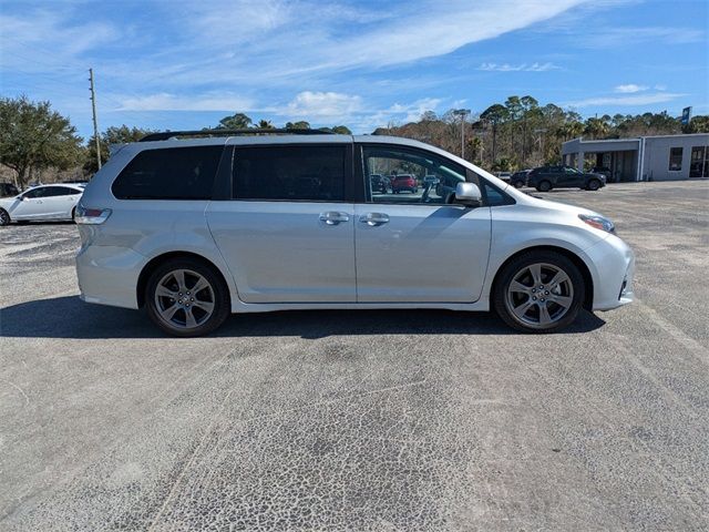 2020 Toyota Sienna SE