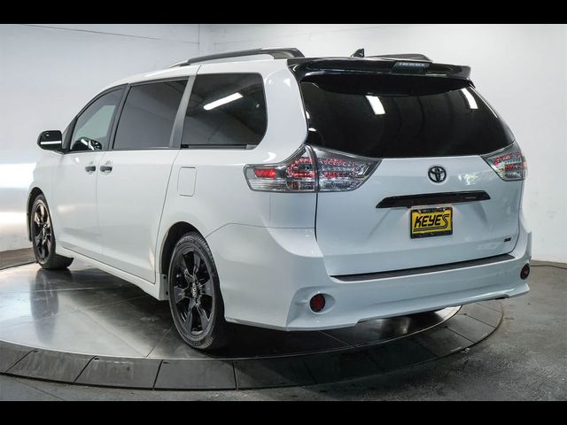 2020 Toyota Sienna SE