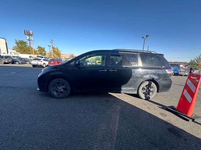 2020 Toyota Sienna SE