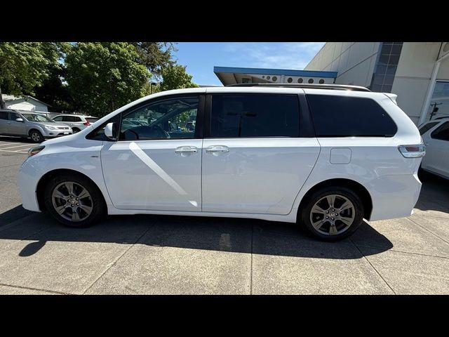 2020 Toyota Sienna SE