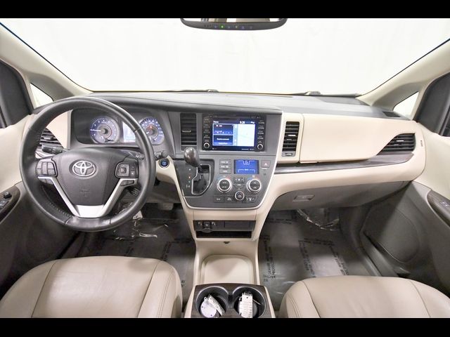 2020 Toyota Sienna XLE