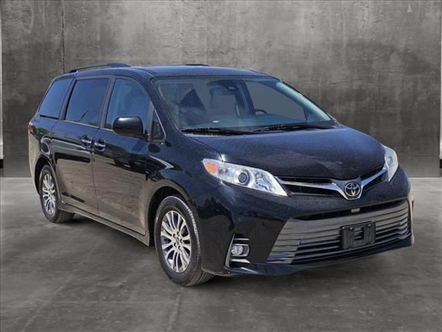 2020 Toyota Sienna XLE