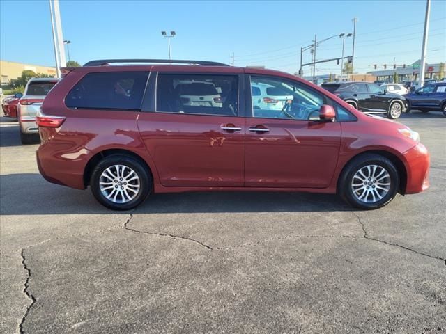 2020 Toyota Sienna XLE