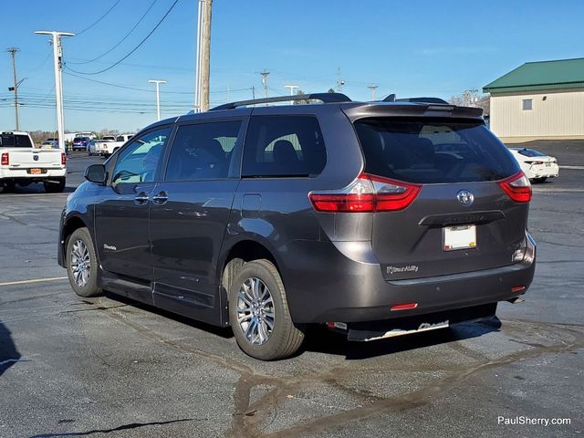 2020 Toyota Sienna XLE