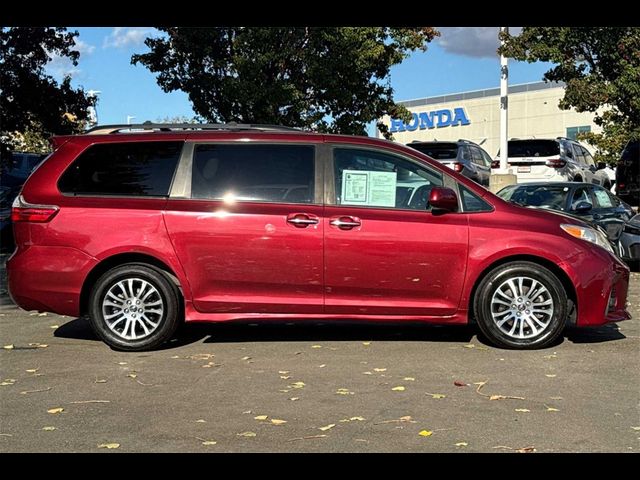 2020 Toyota Sienna XLE