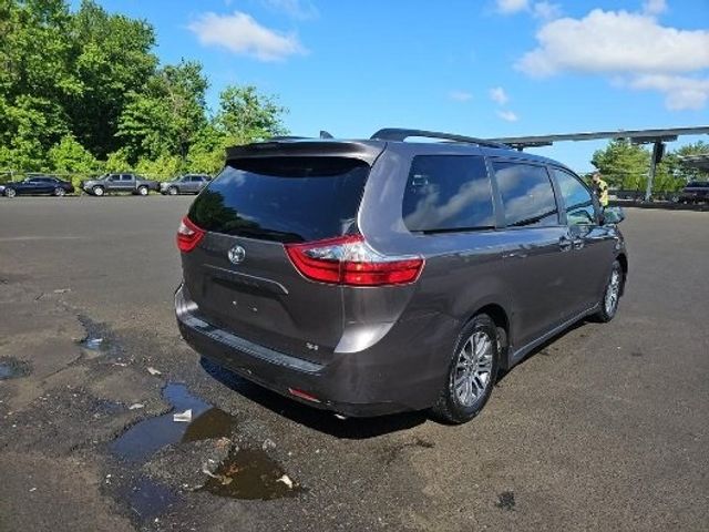 2020 Toyota Sienna XLE