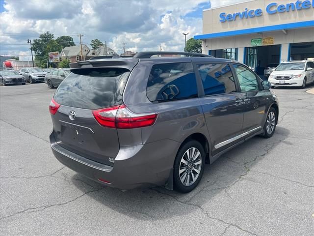 2020 Toyota Sienna XLE