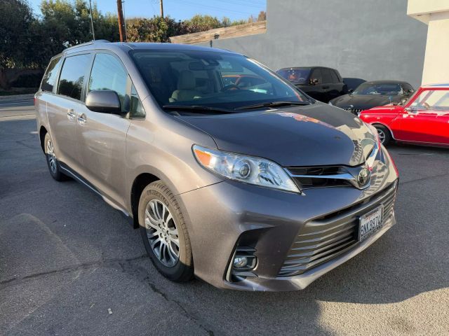 2020 Toyota Sienna XLE