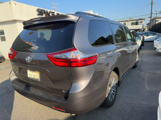 2020 Toyota Sienna XLE