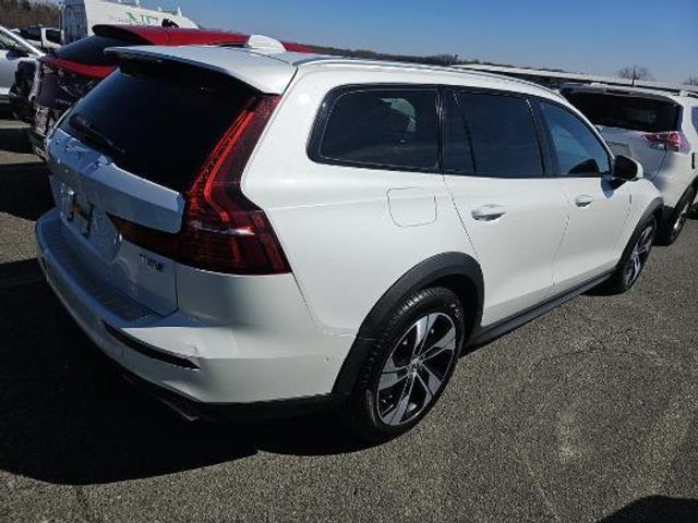 2020 Volvo V60 Cross Country Base