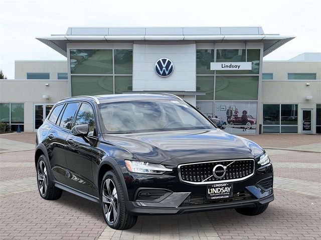 2020 Volvo V60 Cross Country Base