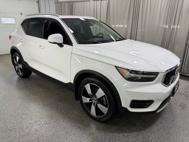 2020 Volvo XC40 Momentum