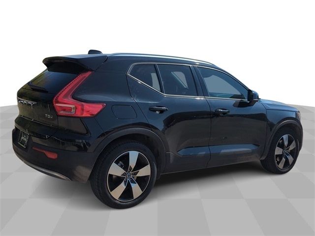 2020 Volvo XC40 Momentum