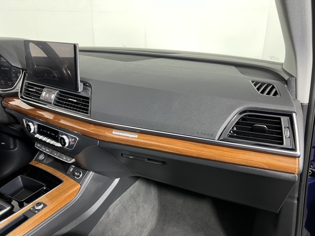 Vehicle image 21 of 37