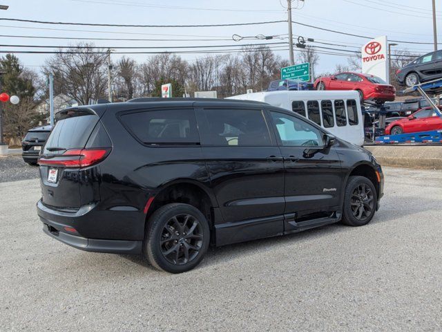 2021 Chrysler Pacifica Touring-L