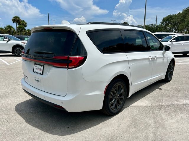 2021 Chrysler Pacifica Touring-L