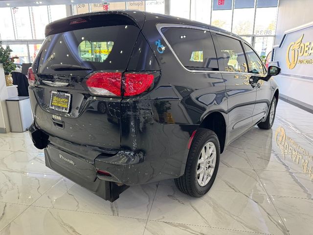 2021 Chrysler Voyager LX