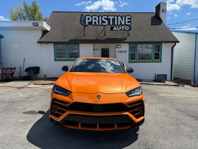 2021 Lamborghini Urus Pearl Capsule