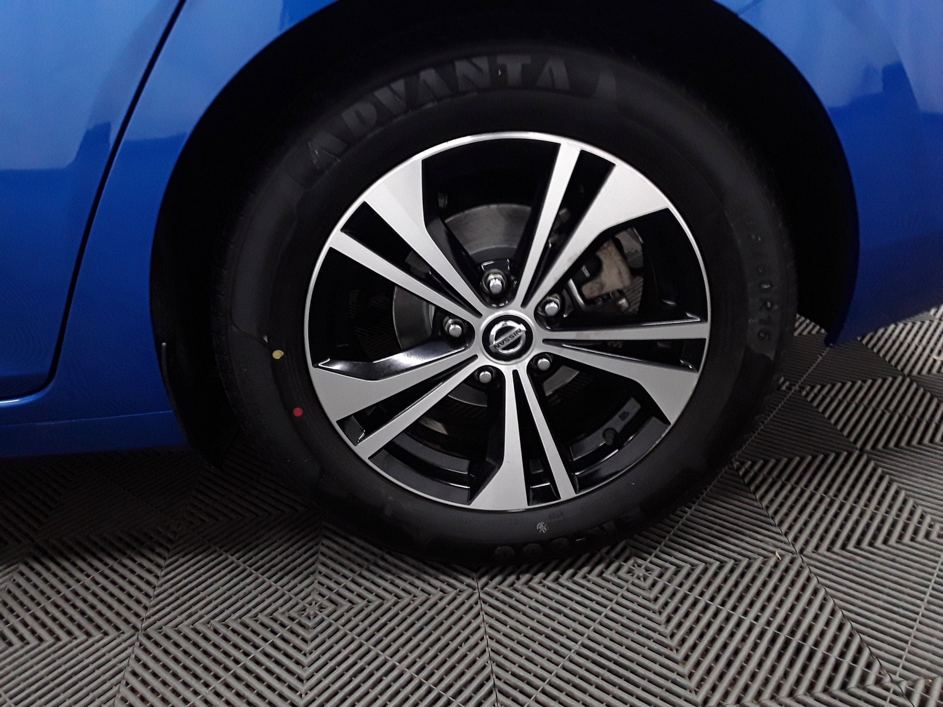 Vehicle image 17 of 22