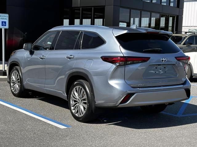 2021 Toyota Highlander Hybrid Platinum