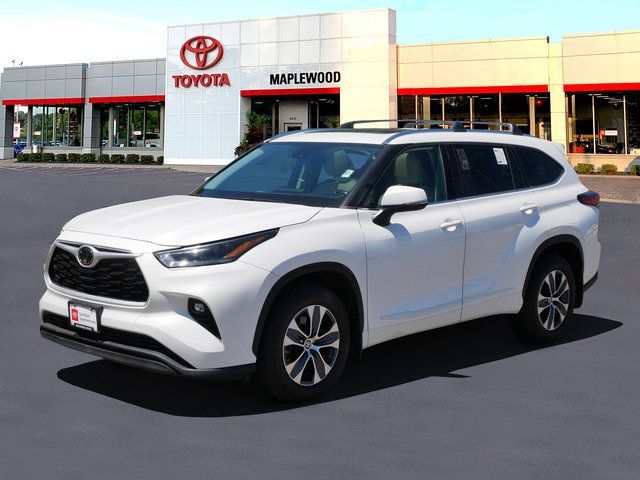 Used 2021 Toyota Highlander XLE For Sale in Maplewood, MN | Capital One ...