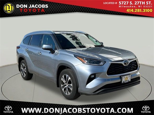 Used 2021 Toyota Highlander SUV For Sale in Milwaukee, WI | Auto Navigator