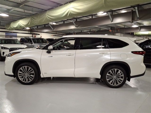 2021 Toyota Highlander Hybrid Platinum