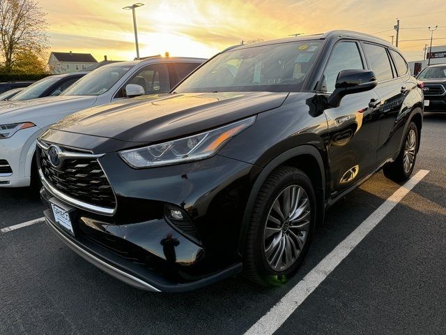 2021 Toyota Highlander Hybrid Platinum