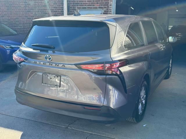 2021 Toyota Sienna LE