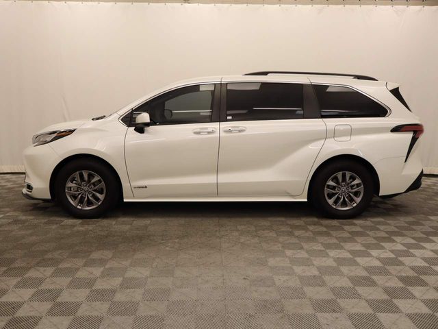 2021 Toyota Sienna XLE