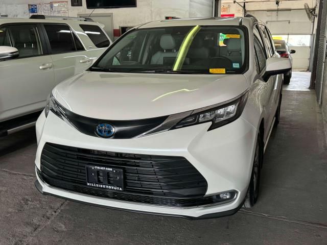 2021 Toyota Sienna XLE