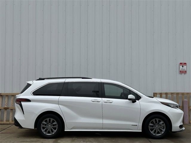 2021 Toyota Sienna LE