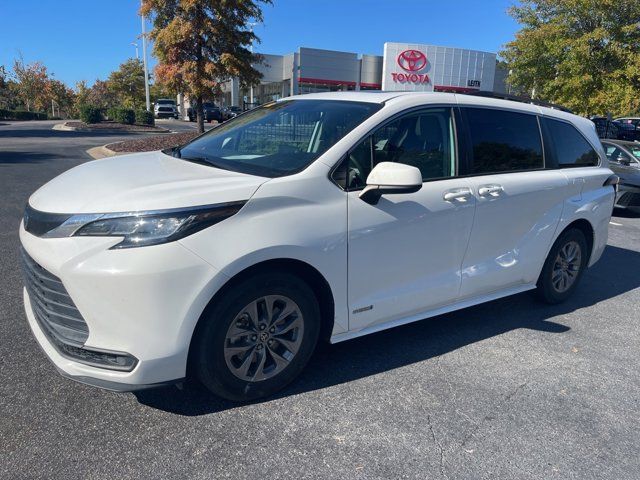 2021 Toyota Sienna LE