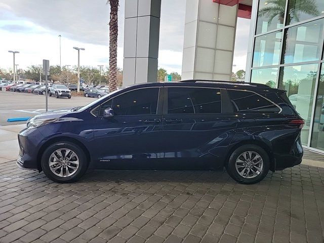 2021 Toyota Sienna LE