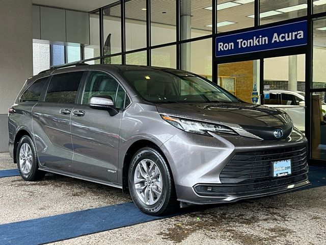 2021 Toyota Sienna LE