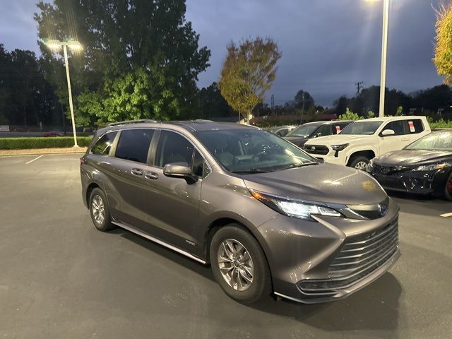 2021 Toyota Sienna LE