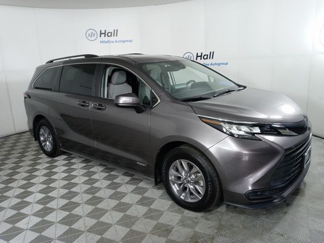 2021 Toyota Sienna LE