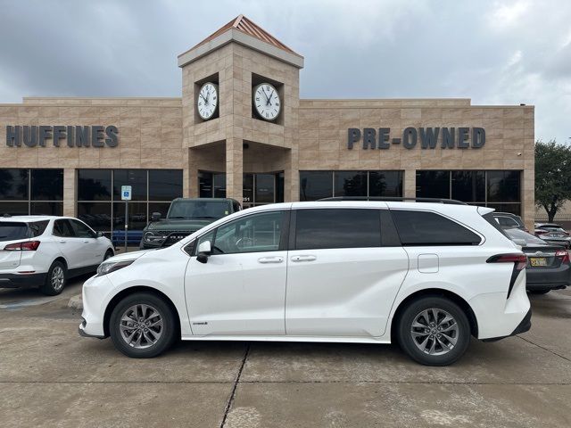 2021 Toyota Sienna LE