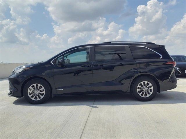 2021 Toyota Sienna LE