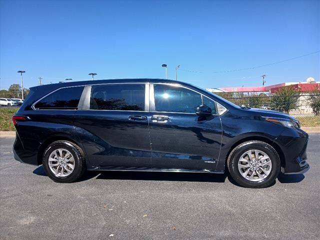 2021 Toyota Sienna LE