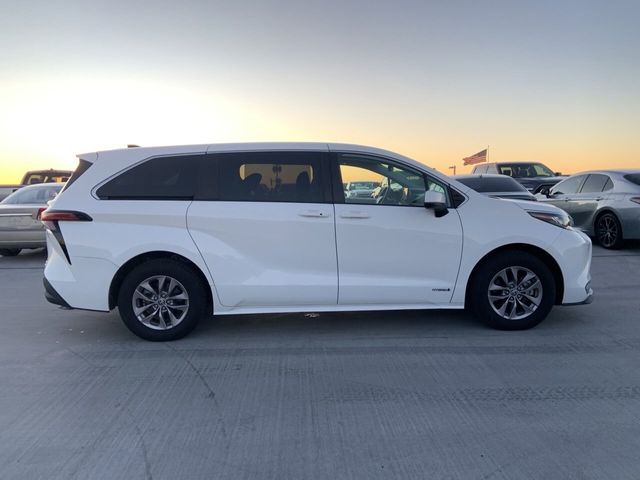 2021 Toyota Sienna LE