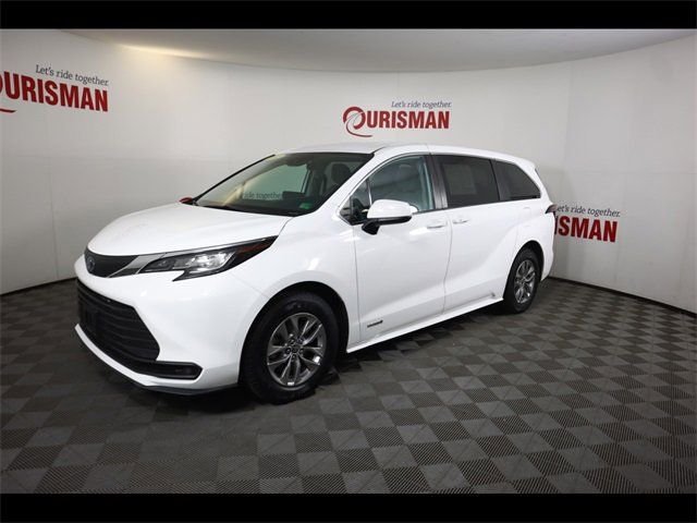 2021 Toyota Sienna LE