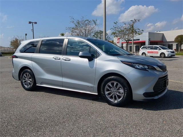 2021 Toyota Sienna LE