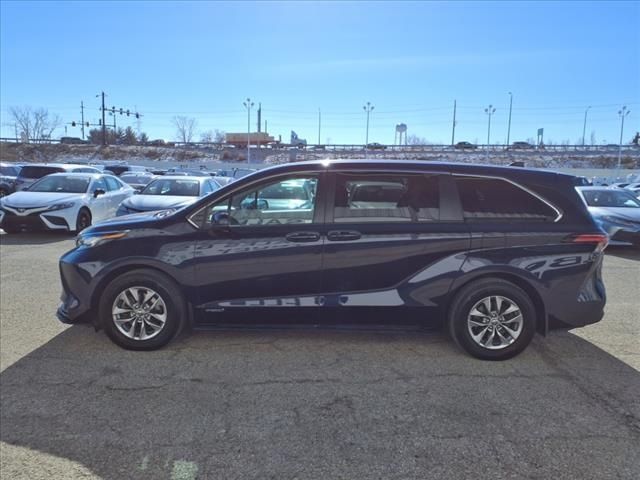 2021 Toyota Sienna LE